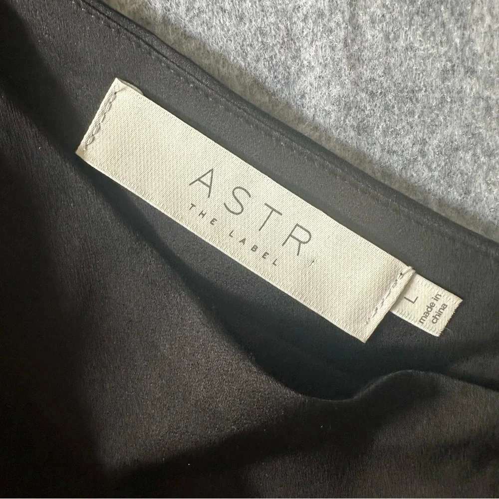 NWT ASTR ASYMMETRICAL PUFF SLEEVE TOP - BALCK Sz: L